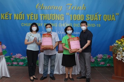 Quận Hoàn Kiếm: Trao 1.000 suất quà hỗ trợ cho người dân bị ảnh hưởng bởi dịch Covid-19 phường Hàng Đào