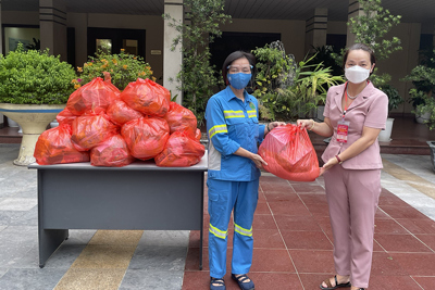 Quận Đống Đa: Trao tặng 110 suất quà cho công nhân vệ sinh môi trường có hoàn cảnh khó khăn