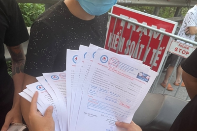 Hà Nội: Nhóm thanh niên mang 10 giấy xét nghiệm âm tính SARS-CoV-2 khống đi đường