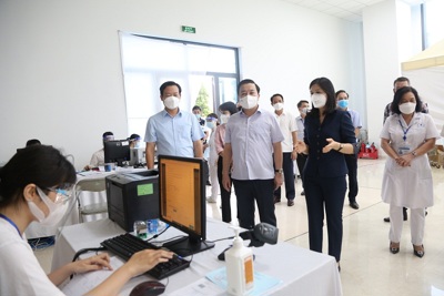 Phó Chủ tịch UBND TP Chử Xuân Dũng kiểm tra công tác tiêm vaccine phòng Covid-19 tại quận Cầu Giấy
