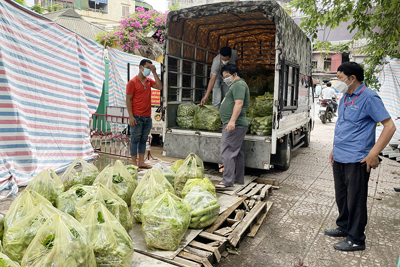 Quận Đống Đa: Nhiều hoạt động “chia sẻ yêu thương” tới người dân tại 2 phường đang bị phong toả