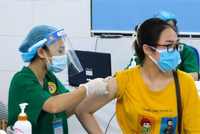 Hơn 30 y, bác sỹ tỉnh Bắc Ninh hỗ trợ huyện Gia Lâm lấy mẫu và tiêm vaccine phòng Covid-19 ngay trong đêm