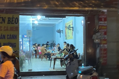 Hà Nội: Một số hàng quán vẫn hoạt động sau 21 giờ