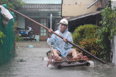 Ảnh: Biển nước bủa vây hàng trăm ngôi nhà ở Quảng Nam, người dân hối hả chạy lũ