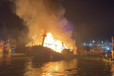 Bình Định: Cháy tại cảng cá Quy Nhơn khiến 5 tàu bị thiêu rụi