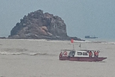Bình Định: Sóng lớn đánh chìm tàu, 1 người tử vong, 1 người mất tích