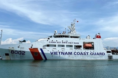 Tàu Cảnh sát biển cứu hộ 5 ngư dân tàu cá Quảng Ngãi