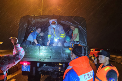 Quảng Nam: Giải cứu hàng chục người dân mắc kẹt giữa dòng nước lũ trong đêm
