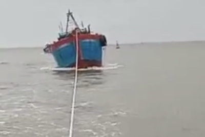 Quảng Ngãi: Cứu tàu cá cùng 9 ngư dân gặp nạn giữa thời tiết nguy hiểm
