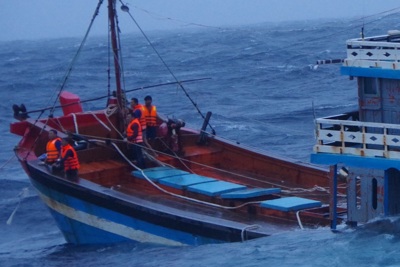 Tàu Cảnh sát biển cứu thành công 18 ngư dân gặp nạn ở Quảng Ngãi