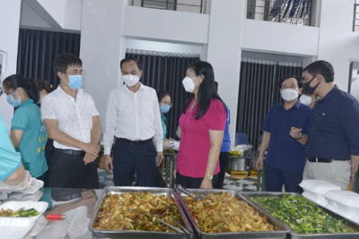 Chủ tịch Ủy ban MTTQ TP Nguyễn Lan Hương: Nhân rộng mô hình bếp ăn hỗ trợ các hoàn cảnh khó khăn tại quận Tây Hồ