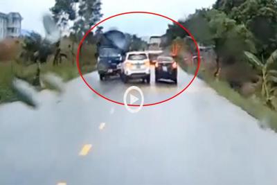 [Clip] Tài xế đánh lái khi đang vượt phải, khiến ô tô khác va chạm xe tải