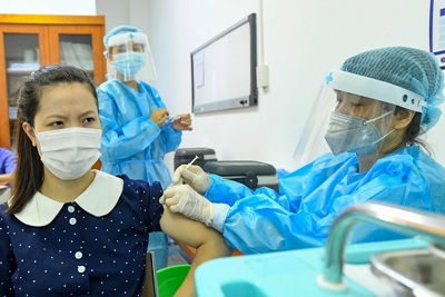 [Ảnh] Tiêm vaccine phòng Covid-19 cho phụ nữ mang thai tại Hà Nội