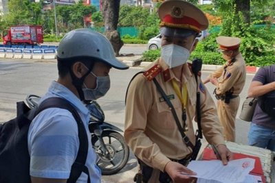 Hà Nội: Xử phạt hơn 800 trường hợp vi phạm phòng chống dịch, nhiều người vẫn ra đường không lý do chính đáng