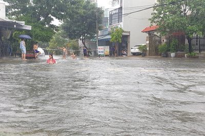 [Ảnh] Đà Nẵng: Mưa như trút, phố thành sông, nhà dân ngập nước