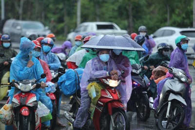 Nghệ An: Hàng ngàn người dắt díu nhau trên xe máy từ các tỉnh phía Nam về quê