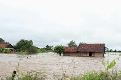 Khẩn trương ổn định cuộc sống cho người dân 80 xã, phường bị ngập lụt, chia cắt do mưa lũ
