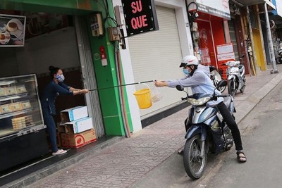 TP Hồ Chí Minh cho phép mở lại dịch vụ ăn uống: Người dân mừng, lo lẫn lộn
