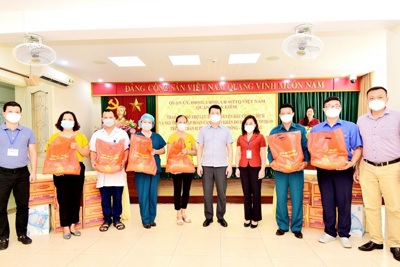 Quận Hoàn Kiếm: Trao quà hỗ trợ tới lực lượng tuyến đầu và người dân khu cách ly y tế liên quan chùm ca bệnh Covid-19 BV Việt Đức