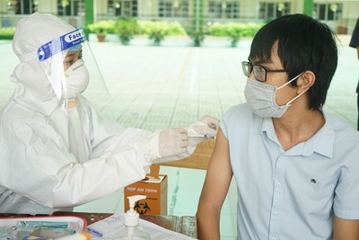 Người dân TP Hồ Chí Minh xếp hàng chờ tiêm vaccine Vero Cell