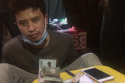 Hà Nội: Qua chốt kiểm soát dịch vào đêm khuya, nam thanh niên tự giao nộp ma túy