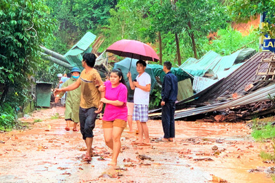Mưa lớn gây sạt lở đất, Quảng Nam sơ tán khẩn cấp nhiều hộ dân