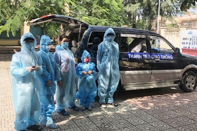 CSGT Tây Ninh xuống Biên Hòa đón gia đình 5 người đi bộ về quê
