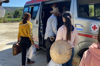 Đi bộ từ Phú Yên, nhóm người làm keo thuê được hỗ trợ xe đưa về Quảng Ngãi