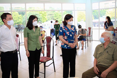 Phó Bí thư Thường trực Thành ủy Nguyễn Thị Tuyến: Tránh tâm lý chủ quan, lơ là sau khi hoàn thành việc tiêm vaccine mũi 1