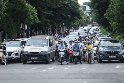 Đường phố Hà Nội đông dần trong ngày đầu nới lỏng tại nhiều quận, huyện