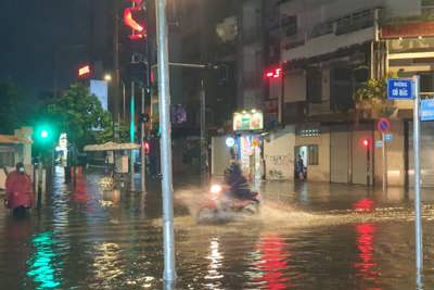 TP Hồ Chí Minh: Sau mưa lớn, nhiều tuyến đường thành sông