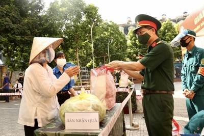 Hà Nội: Ấm tình quân dân từ ''Gian hàng 0 đồng'' của người lính giữa đại dịch