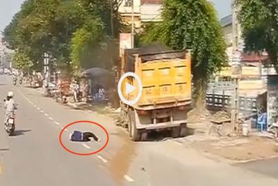 [Clip] Thiếu quan sát khi sang đường, xe máy va chạm với xe tải