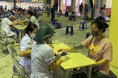 Quận Hai Bà Trưng: “Thắp đèn” tiêm vaccine phòng Covid-19 cho người dân