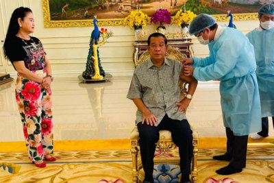 Thủ tướng Campuchia tiêm mũi thứ 3 vaccine Covid-19