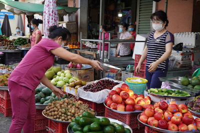 TP Hồ Chí Minh: Hơn 30 chợ truyền thống hoạt động trở lại, giá thực phẩm giảm mạnh