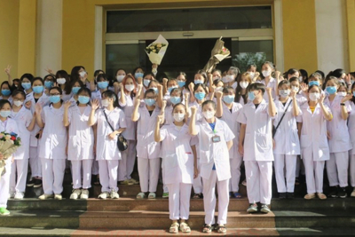 Hà Nội: Khen thưởng 18 đoàn cán bộ y tế các tỉnh, thành phố hỗ trợ xét nghiệm, tiêm vaccine phòng Covid-19