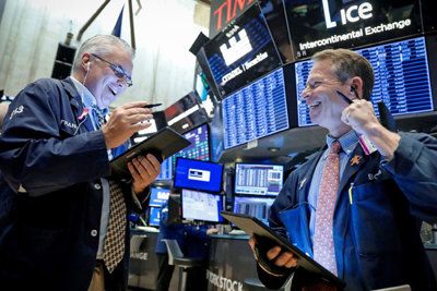 Chứng khoán Mỹ: Phấn khích với mùa báo cáo lợi nhuận ấn tượng, Dow Jones lập kỷ lục mới