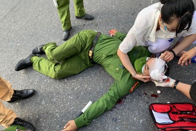 Hà Nội: Nhiều vụ “thông chốt”, đâm xe vào người thi hành công vụ