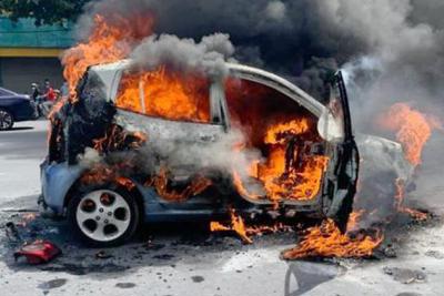 [Clip] Xe ô tô đang chạy bỗng bốc cháy dữ dội, tài xế may mắn thoát chết