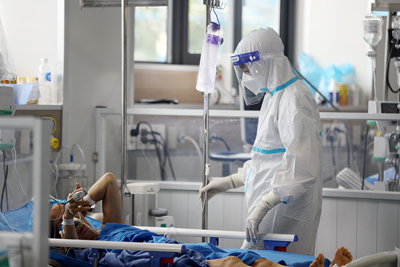 Bên trong nơi giành giật sự sống cho bệnh nhân Covid-19 nặng tại Hà Nội