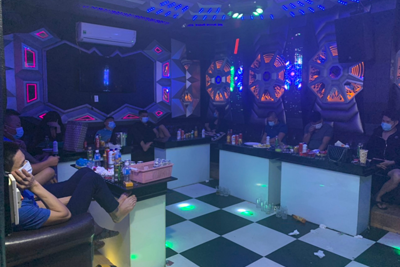 Hà Nội: Phát hiện 13 nam nữ tụ tập “bay lắc” trong quán hát