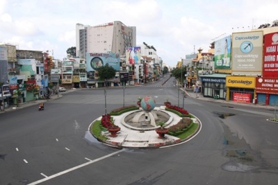 TP Hồ Chí Minh ngày đầu siết chặt giãn cách mới: Phố phường vắng vẻ, người dân ra đường giảm