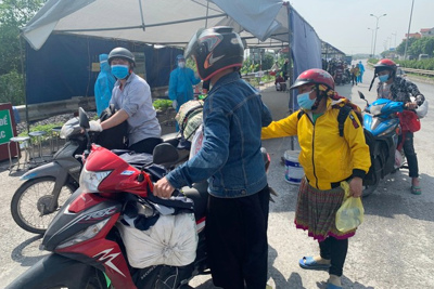 CSGT bố trí xe cảnh sát dẫn dọc tuyến đường đưa bà con từ vùng dịch phía Nam qua Hà Nội
