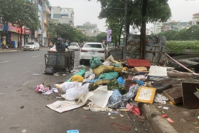 Hà Nội: Nhiều khu vực rác thải tồn đọng trên đường do sự cố bãi rác Nam Sơn