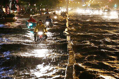 TP Hồ Chí Minh: Đường ngập sâu trong mưa lớn, nhiều người ngã nhào