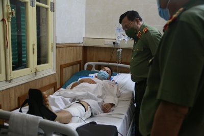 Giám đốc Công an Hà Nội thăm, động viên Trung úy bị thương khi làm nhiệm vụ ở Mê Linh