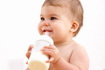 Chọn sữa nào cho bé dị ứng sữa bò