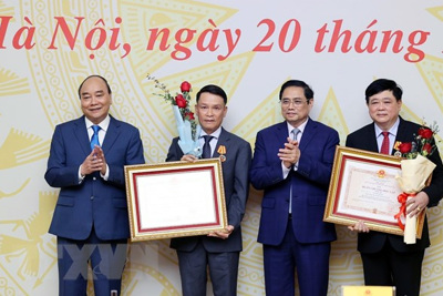 Khen thưởng, trao quyết định nghỉ hưu cho 10 Ủy viên Trung ương Đảng khóa XII