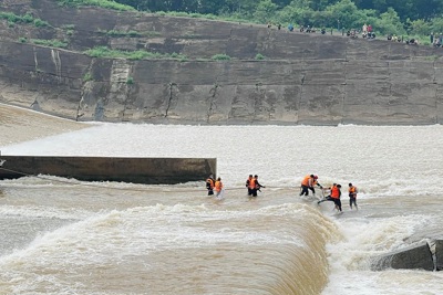 Quảng Trị: Hơn 4 giờ đồng hồ giải cứu 7 người bị nạn trên sông Thạch Hãn
